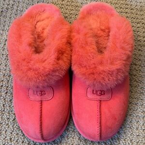 UGGS pink slippers.  Women’s size 8. New without box
Never worn